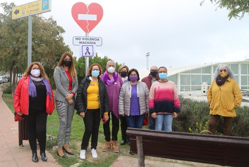 EL AYUNTAMIENTO INSTALA SEÑALES REIVINDICATIVAS ACERCA DE LA LUCHA CONTRA LA VIOLENCIA DE GÉNERO