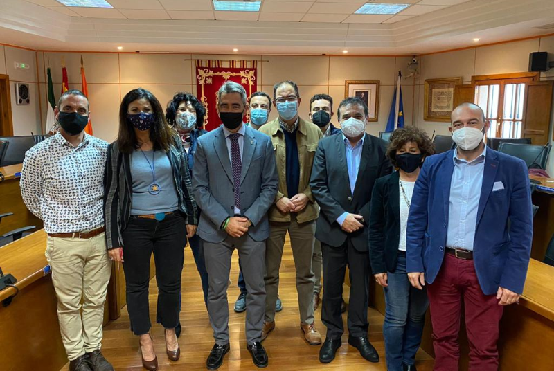 EL ALCALDE Y EL CONCEJAL DE COMERCIO MANTIENEN UN ENCUENTRO CON LA NUEVA JUNTA DIRECTIVA DE LA ACEB