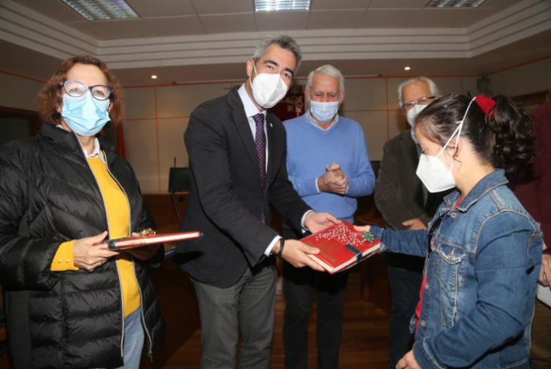 El alcalde y la concejala de Educación reciben a un grupo de usuarios del Centro Ocupacional con motivo del Día Internacional de las Personas con Discapacidad