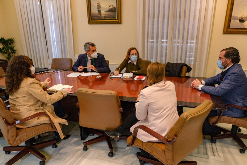 El alcalde valora el informe de ADIF sobre el apeadero de Nueva Torrequebrada con los portavoces de los partidos representados en el Pleno