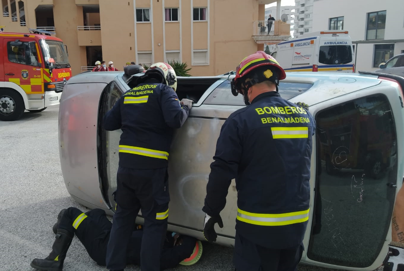 Bomberos realizan prácticas de intervención en accidentes de tráfico
