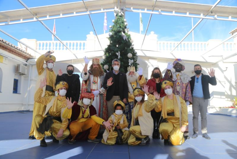 EL ALCALDE VÍCTOR NAVAS Y LAS CONCEJALAS PILAR RAMÍREZ Y ENCARNACIÓN CORTÉS RECIBEN A LOS REYES MAGOS DE ORIENTE