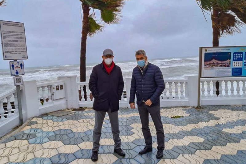EL ALCALDE VÍCTOR NAVAS Y EL CONCEJAL JAVIER MARÍN VISITAN LAS PLAYAS PARA CONOCER LOS DAÑOS CAUSADOS POR EL TEMPORAL