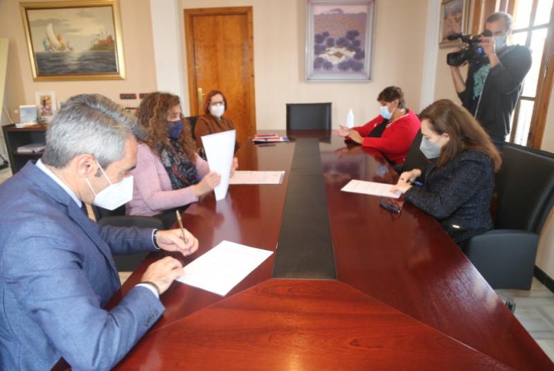 EL AYUNTAMIENTO FIRMA UN CONVENIO CON LA FUNDACIÓN MARTÍN VARONA PARA FAVORECER LA FORMACIÓN DE PERSONAS SIN POSIBILIDADES ECONÓMICAS