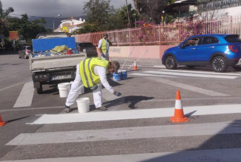 SERVICIOS OPERATIVOS AVANZA EN EL REPINTADO DE LOS PASOS DE PEATONES DEL MUNICIPIO