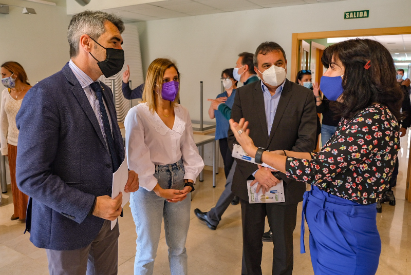 EL ALCALDE VÍCTOR NAVAS Y LA CONCEJALA MARÍA ISABEL RUIZ MANTIENEN UN ENCUENTRO CON EMPRENDEDORES DEL MUNICIPIO