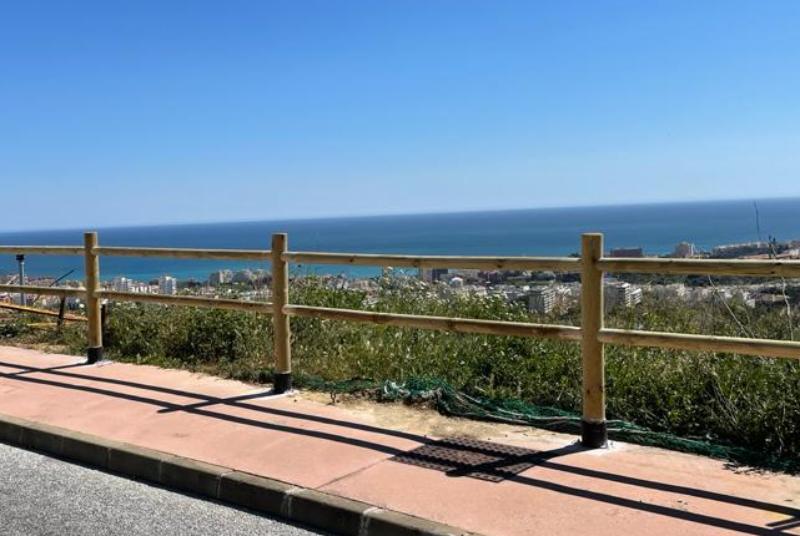 SERVICIOS OPERATIVOS REALIZAN LABORES DE MEJORA EN LA AVENIDA DEL BIERZO