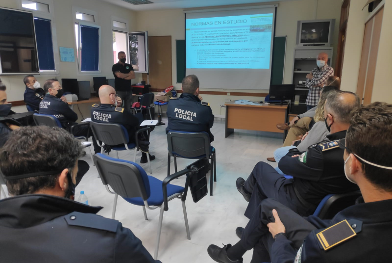 AGENTES DE LA POLICÍA LOCAL RECIBEN FORMACIÓN ESPECÍFICA PARA VELAR POR EL CUMPLIMIENTO DE LA NORMATIVA VIGENTE EN MATERIA DE VTC