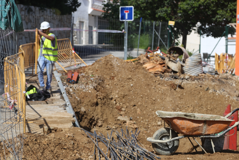 EL AYUNTAMIENTO DESARROLLA LAS OBRAS DE EMERGENCIA PARA LA REPARACIÓN DEL SOCAVÓN DE CALLE EL MONTÍCULO