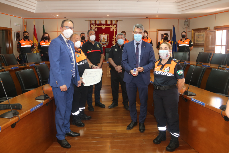 VÍCTOR NAVAS RECIBE A LA AGRUPACIÓN DE VOLUNTARIOS DE PROTECCIÓN CIVIL DE BENALMÁDENA TRAS EL RECONOCIMIENTO CON LA MEDALLA AL MÉRITO