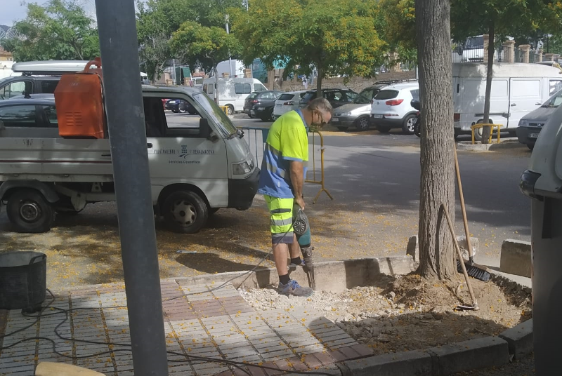 SERVICIOS OPERATIVOS REALIZAN TRABAJOS DE MEJORA EN EL RECINTO FERIAL DE ARROYO DE LA MIEL