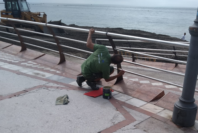 SERVICIOS OPERATIVOS REALIZAN TRABAJOS DE MANTENIMIENTO EN EL PASEO MARÍTIMO