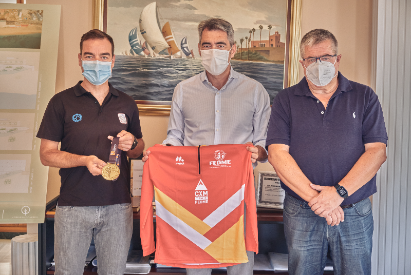 EL ALCALDE Y EL CONCEJAL DE DEPORTES RECIBEN AL PRESIDENTE DEL CLUB ALPINO BENALMÁDENA TRAS LA VICTORIOSA PARTICIPACIÓN DE SUS SOCIOS EN EL CAMPEONATO DE ESPAÑA 