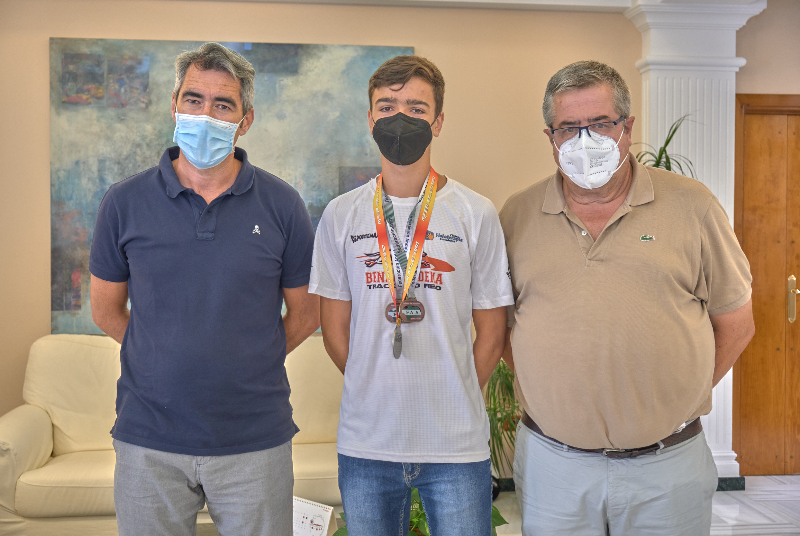 EL ALCALDE Y EL CONCEJAL DE DEPORTES RECIBEN AL JOVEN ATLETA HUGO TORRES SÁNCHEZ, CAMPEÓN DE ANDALUCÍA EN 100 Y 300 METROS VALLA, Y SUBCAMPEÓN DE ESPAÑA EN 300 METROS VALLA