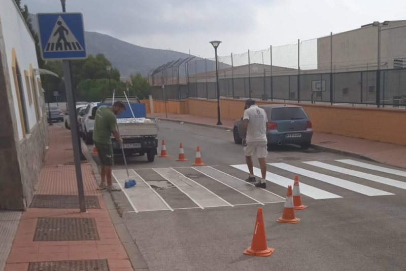 SERVICIOS OPERATIVOS ACOMETEN EL REPINTADO DE LOS PASOS DE PEATONES PRÓXIMOS A CENTROS EDUCATIVOS DE CARA AL INICIO DEL CURSO ESCOLAR