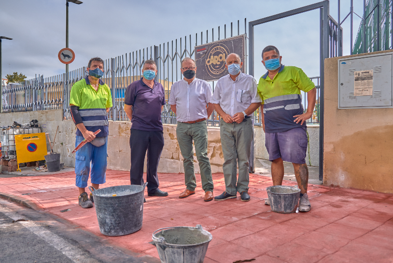 SERVICIOS OPERATIVOS ACOMETEN MEJORAS EN EL ACCCESO AL CENTRO SOCIAL DE CAROLA