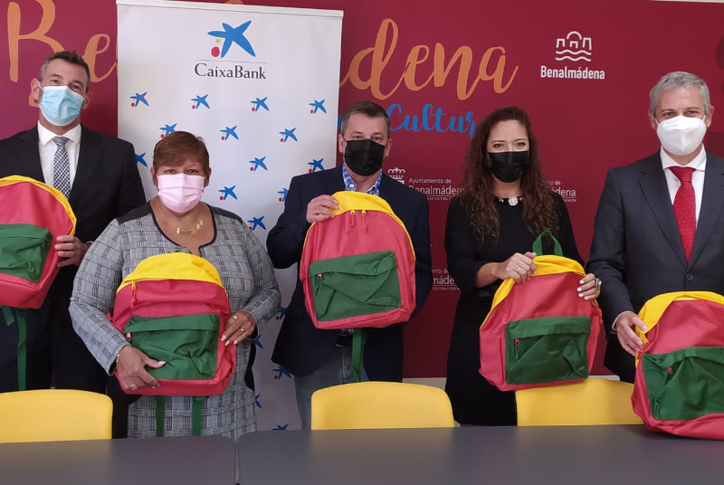 FUNDACIÓN LA CAIXA DONA A BENALMÁDENA 300 MOCHILAS CON MATERIAL ESCOLAR