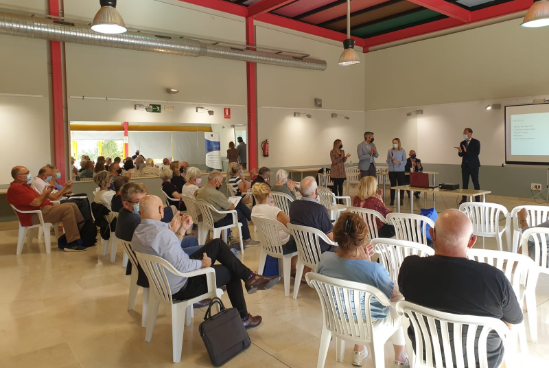 EL ALCALDE MANTIENE UN ENCUENTRO CON RESIDENTES BRITÁNICOS EN EL EDIFICIO INNOVA