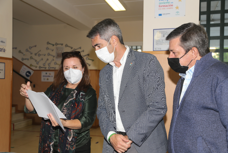 EL ALCALDE Y EL CONCEJAL DE EDUCACIÓN ENTREGAN LOS DIPLOMAS ETWINNING Y EMBAJADORES DE EUROPA A LOS ALUMNOS DEL IES BENALMÁDENA