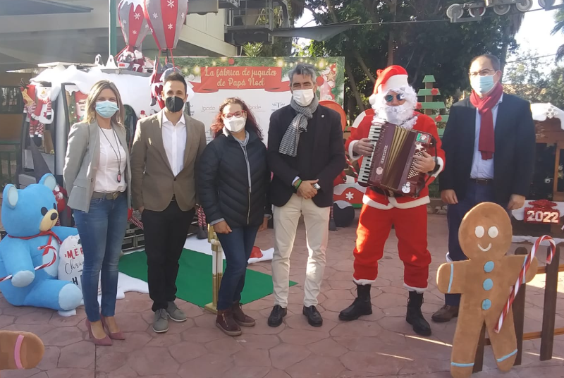 EL ALCALDE VÍCTOR NAVAS Y EL CONCEJAL JAVIER MARÍN PARTICIPAN EN LA INAUGURACIÓN DE LA FÁBRICA DE JUGUETES DE PAPÁ NOEL EN TELEFÉRICO DE BENALMÁDENA