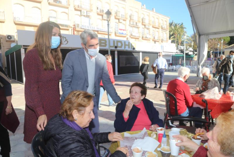 EL ALCALDE Y LA CONCEJALA DE TERCERA EDAD VISITAN LA GRAN CHOCOLATADA DE NAVIDAD PARA LOS USUARIOS DE CENTROS SOCIALES Y DE PARTICIPACIÓN ACTIVA DE MAYORES