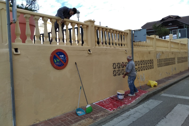 SERVICIOS OPERATIVOS ELIMINAN LAS PINTADAS EN EL ENTORNO DE LA PLAZA DE LA MEZQUITA 