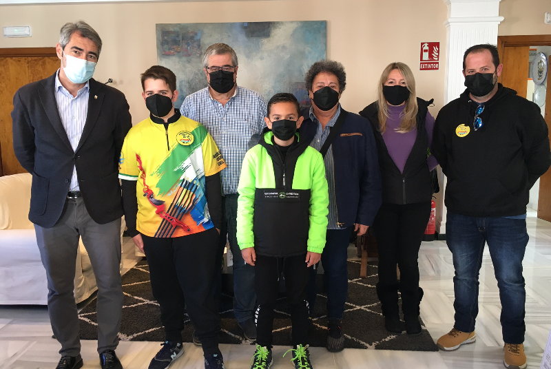 EL ALCALDE VÍCTOR NAVAS Y EL CONCEJAL DE DEPORTES RECIBEN A LOS DEPORTISTAS DEL CD ARQUEROS COSTA DEL SOL TRAS CORONAR EL PODIO DE LA LIGA PROVINCIAL Y AUTONÓMICA