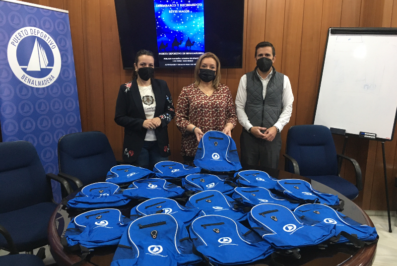 EL PUERTO DEPORTIVO DONA UN MILLAR DE MOCHILAS CON REGALO PARA LOS NIÑOS QUE ASISTAN A LA LLEGADA DE LOS REYES MAGOS