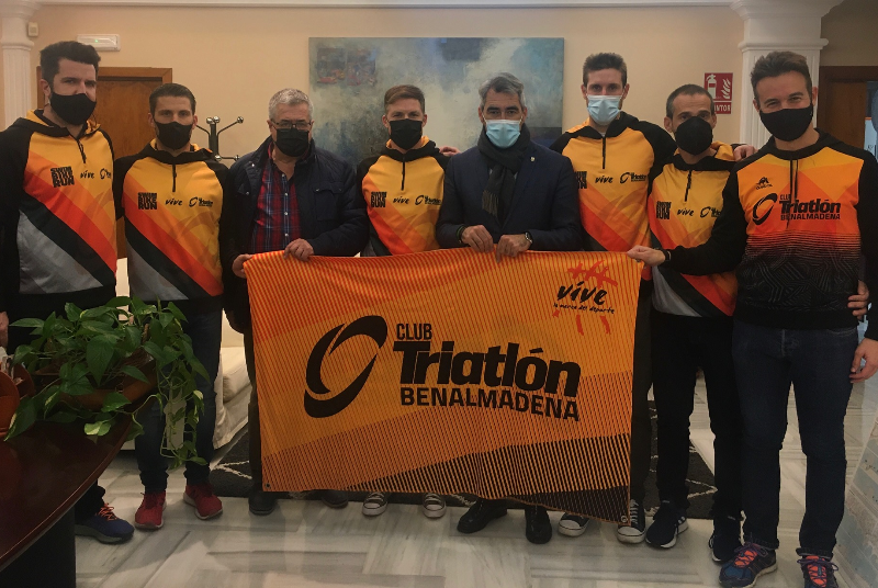 EL ALCALDE Y EL CONCEJAL DE DEPORTES RECIBEN A LOS DEPORTISTAS DEL CLUB TRIATLÓN BENALMÁDENA TRAS QUEDAR SUBCAMPEONES DE ANDALUCÍA POR EQUIPOS