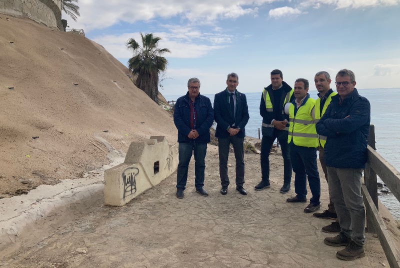 EL AYUNTAMIENTO ACOMETE EL ARREGLO DEL TALUD DEL ENTORNO DEL CONJUNTO RESIDENCIAL DE LAS TRES CARABELAS