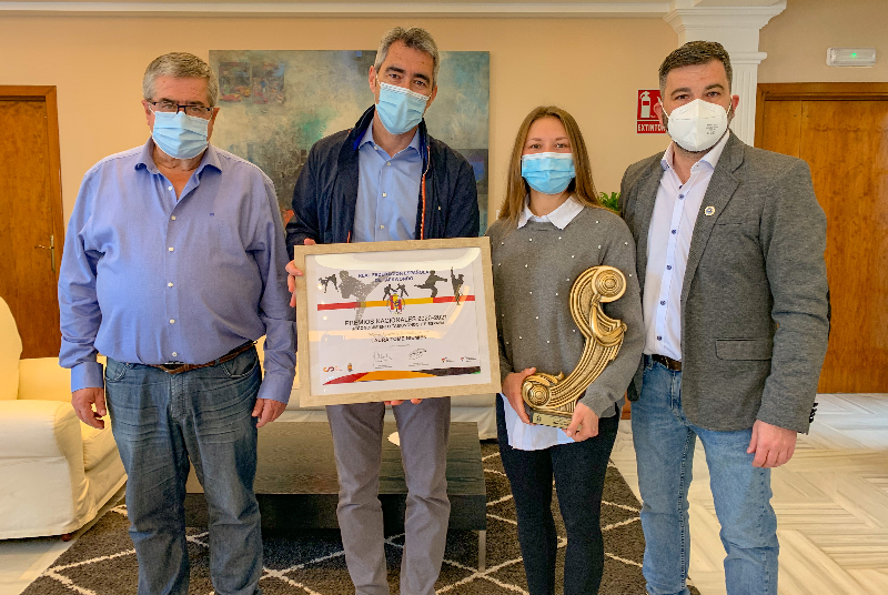 EL ALCALDE VÍCTOR NAVAS Y EL CONCEJAL JOAQUÍN VILLAZÓN RECIBEN A LAURA TOMÉ TRAS SER ELEGIDA MEJOR DEPORTISTA SENIOR FEMENINA DE TAEKWONDO ITF DE ESPAÑA