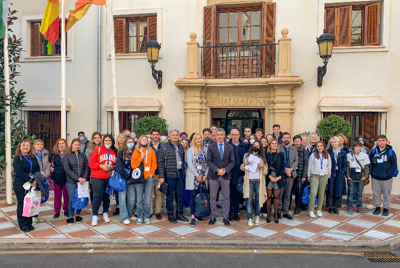EL ALCALDE VÍCTOR NAVAS Y LA CONCEJALA MARÍA ISABEL RUIZ RECIBEN A UN GRUPO DE ALUMNOS DE ERASMUS