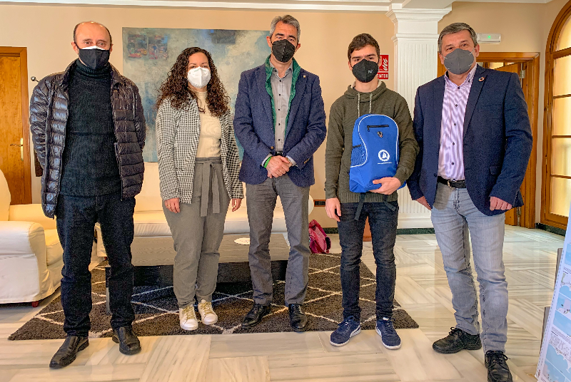 EL ALCALDE VÍCTOR NAVAS Y EL CONCEJAL E. PABLO CENTELLA RECIBEN A DANIEL BULNES, EL ALUMNO BENALMADENSE QUE REPRESENTARÁ A ANDALUCÍA EN LA OLIMPIADA ESPAÑOLA DE BIOLOGÍA