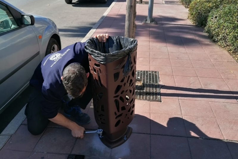 SERVICIOS OPERATIVOS RENUEVAN LAS PAPELERAS DE LAS AVENIDAS ANTONIO MACHADO Y DEL SOL