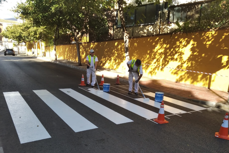 SERVICIOS OPERATIVOS PROCEDE AL REPINTADO DE LOS PASOS DE PEATONES DE BENALMÁDENA