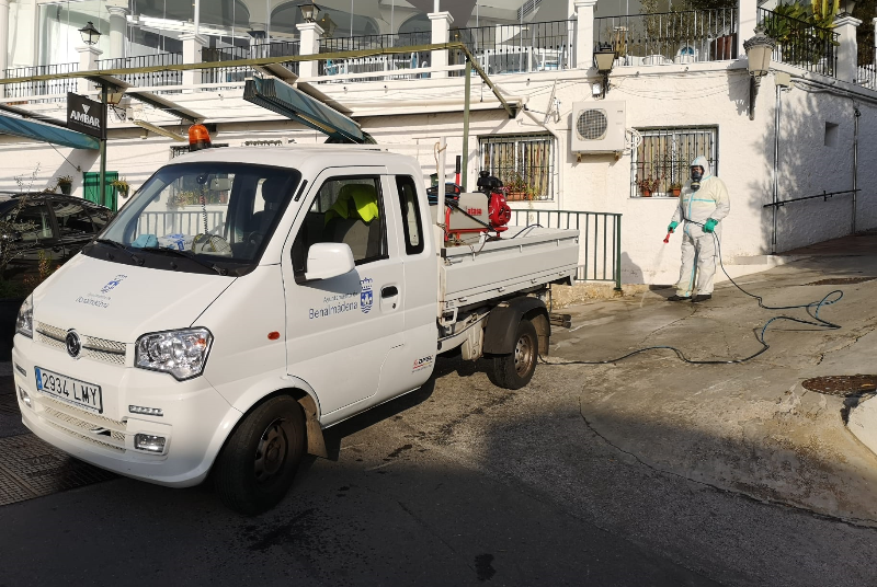 SERVICIOS OPERATIVOS INICIAN LAS ACTUACIONES CON HERBICIDA EN LAS CALLES DE BENALMÁDENA PUEBLO
