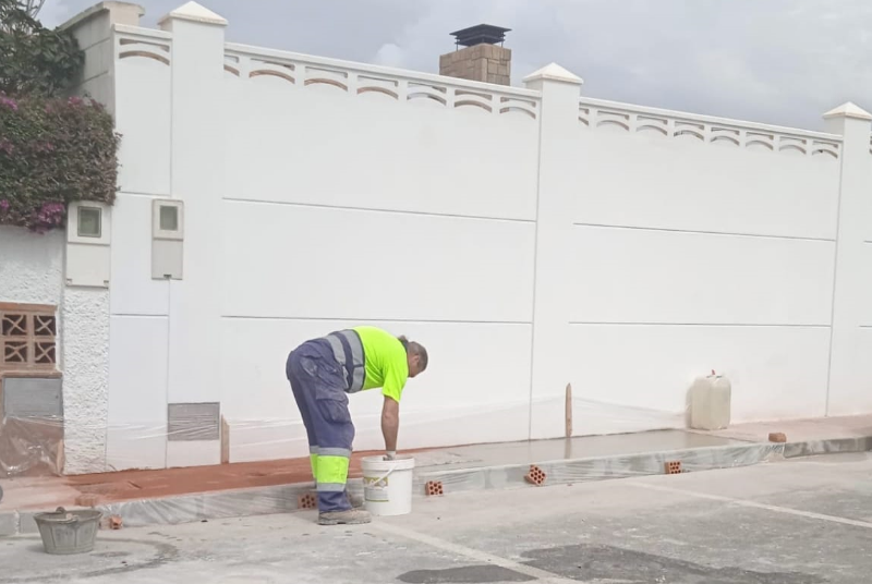 SERVICIOS OPERATIVOS ACOMETEN TRABAJOS DE MEJORA EN CALLE OLIVAR 