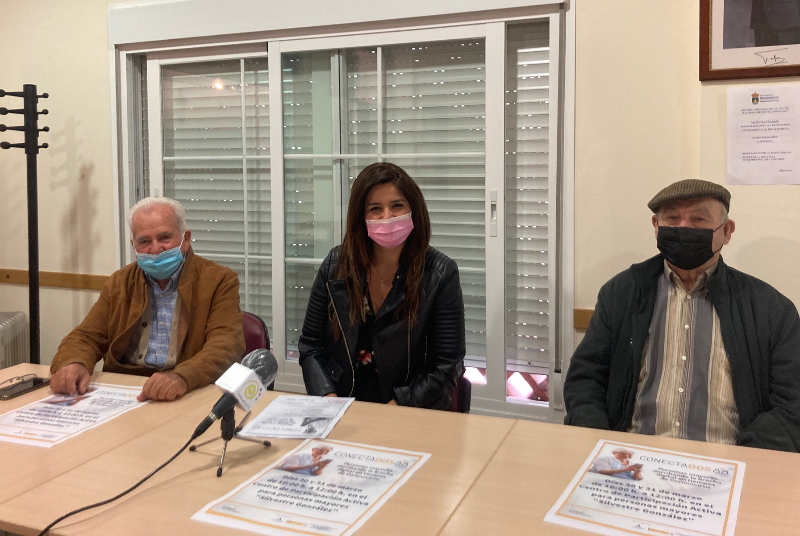 TERCERA EDAD ORGANIZA UN TALLER PARA AYUDAR A LAS PERSONAS MAYORES A DERRIBAR LA BRECHA DIGITAL