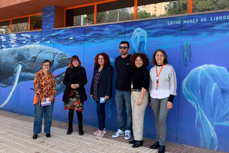 EL ARTISTA NESUI SRC DECORA CON UN NUEVO MURAL LA FACHADA DE LA BIBLIOTECA PÚBLICA ARROYO DE LA MIEL