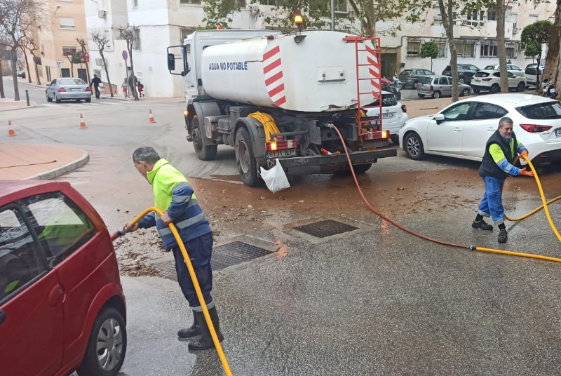 EL ALCALDE VÍCTOR NAVAS Y LOS CONCEJALES SALVADOR RODRÍGUEZ Y JOAQUÍN VILLAZÓN FELICITAN A LOS OPERARIOS DE LIMPIEZA Y BOMBEROS “POR SU LABOR PARA PALIAR LAS CONSECUENCIAS DE LA CALIMA”