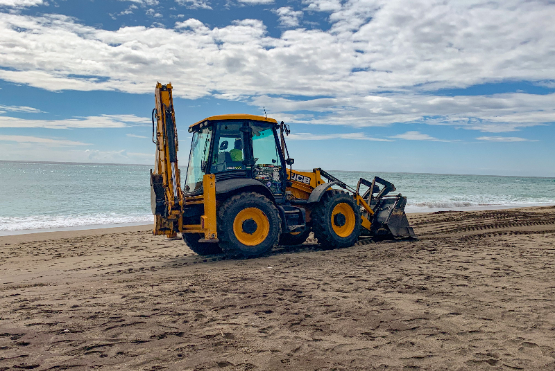 EL AYUNTAMIENTO PONE EN MARCHA UN REFUERZO EN LA LIMPIEZA DE PLAYAS PARA AGILIZAR EL ARREGLO DE LOS DAÑOS DEL TEMPORAL