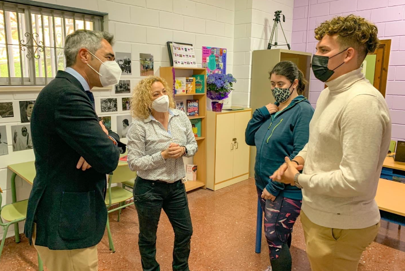 EL ALCALDE PARTICIPA EN LA INAUGURACIÓN DEL AULA ‘VIOLETAS POR LA IGUALDAD’ EN EL IES ARROYO DE LA MIEL 