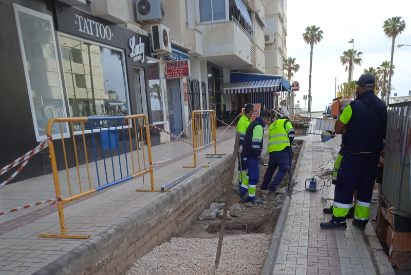 SERVICIOS OPERATIVOS ACOMETEN TRABAJOS DE MEJORA EN CALLE ÁGUILA