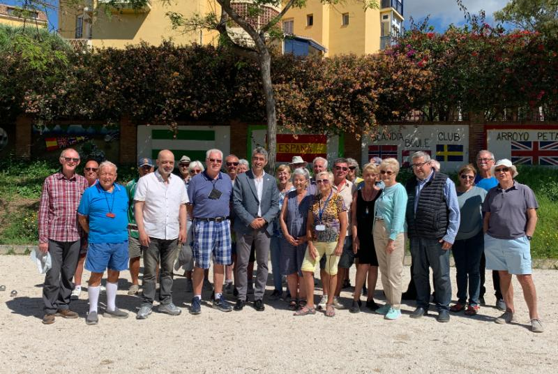 EL ALCALDE MANTIENE UN ENCUENTRO CON LOS MIEBROS DEL CLUB DE PETANCA DE ARROYO DE LA MIEL, UNO DE LOS MÁS VETERANOS DEL MUNICIPIO