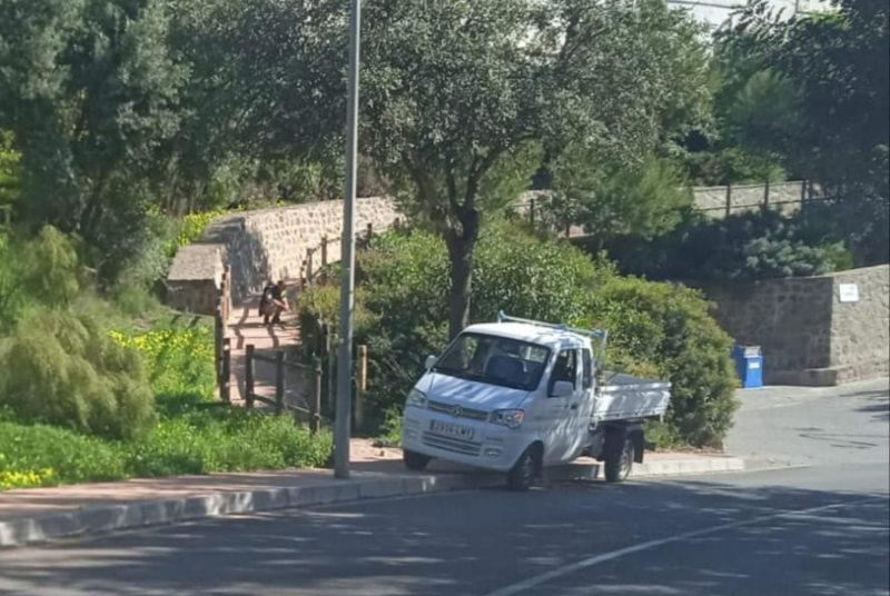 SERVICIOS OPERATIVOS ACOMETEN TRABAJOS DE MEJORA EN AVENIDA RETAMAR Y CALLE FLORENCIA