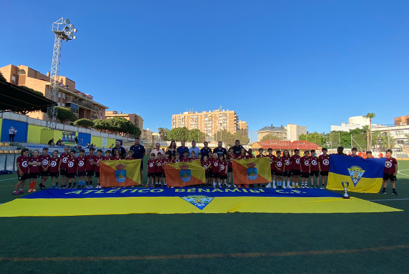 EL ALCALDE VÍCTOR NAVAS MANTIENE UN ENCUENTRO CON LOS EQUIPOS BENJAMÍN Y ALEVÍN DEL ATLÉTICO BENAMIEL