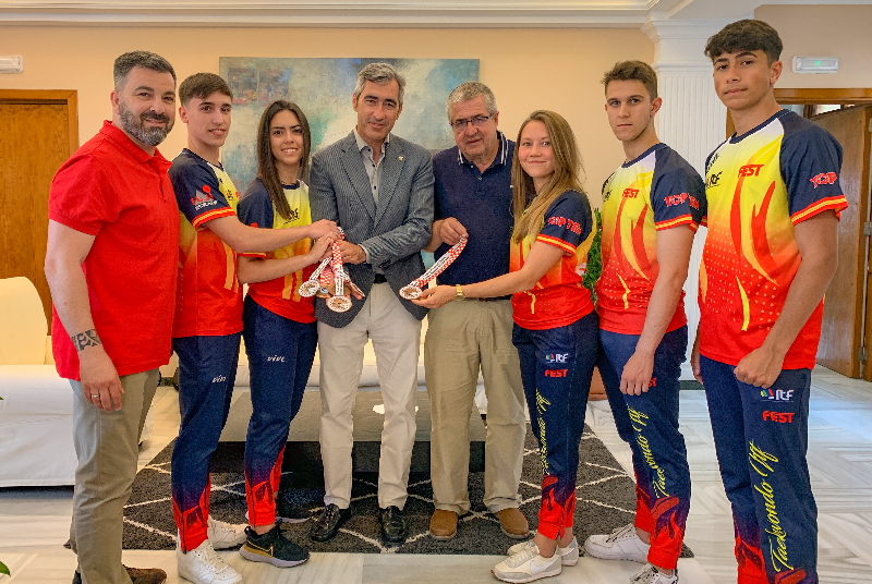 EL ALCALDE Y EL CONCEJAL DE DEPORTES RECIBEN A LOS DEPORTISTAS DEL DOYANG TAEKWON-DO CENTER BENALMÁDENA TRAS SU EXCELENTE PARTICIPACIÓN EN EL EUROPEO