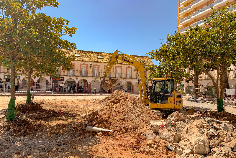 EL ALCALDE VÍCTOR NAVAS Y EL CONCEJAL JOAQUÍN VILLAZÓN REALIZAN UNA VISITA TÉCNICA A LAS OBRAS DE PLAZA OLÉ