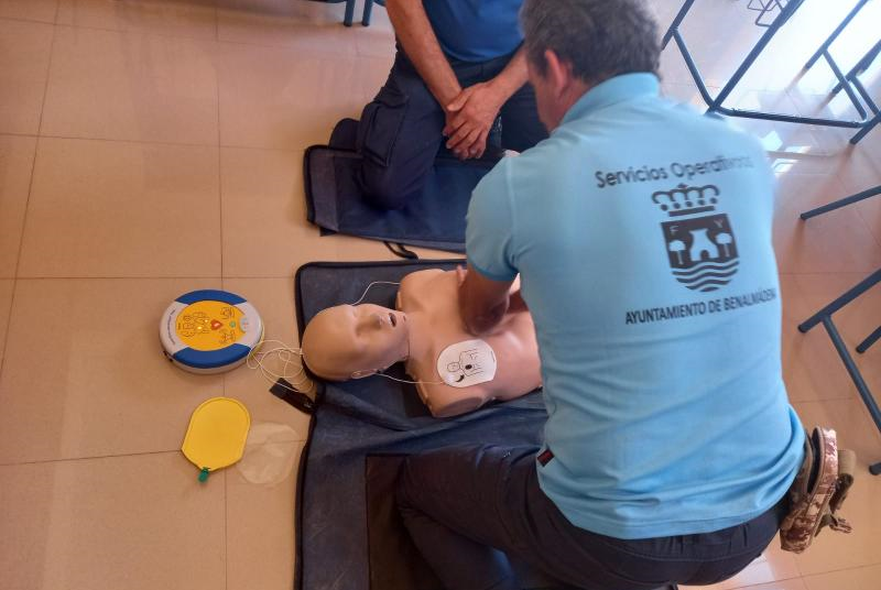 EL PERSONAL DEL ÁREA DE DEPORTES RECIBE FORMACIÓN EN SOPORTE VITAL BÁSICO Y DESFIBRILACIÓN EXTERNA