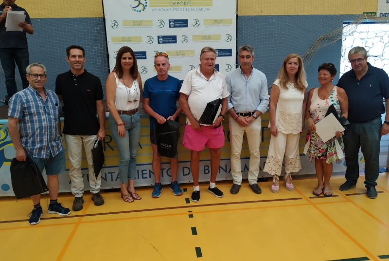 EL ALCALDE VÍCTOR NAVAS Y EL CONCEJAL JOAQUÍN VILLAZÓN ENTREGAN LOS INFORMES DE EVALUACIÓN FÍSICA A 210 PERSONAS MAYORES DE BENALMÁDENA